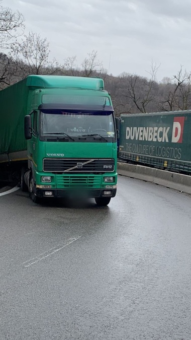 Coloane de maşini pe DN 7, în Vâlcea, unde un TIR a derapat şi a rămas blocat pe carosabil - FOTO
