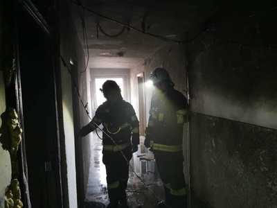 Botoşani: Bărbat scos de pompieri pe braţe dintr-o garsonieră care luase foc. Alte 15 persoane care locuiesc în bloc au fost evacuate 
