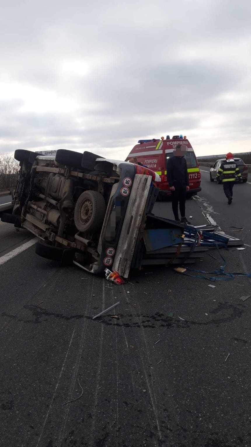 Trafic restricţionat pe autostrada A1, unde o autoutilitară s-a răsturnat pe carosabil / Două persoane au fost rănite