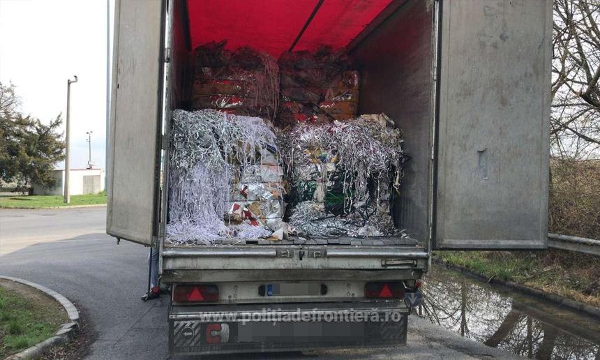 Aproape 23 de tone de deşeuri din hârtie, oprite să intre în România pe la Punctul de trecere a Frontierei Borş
