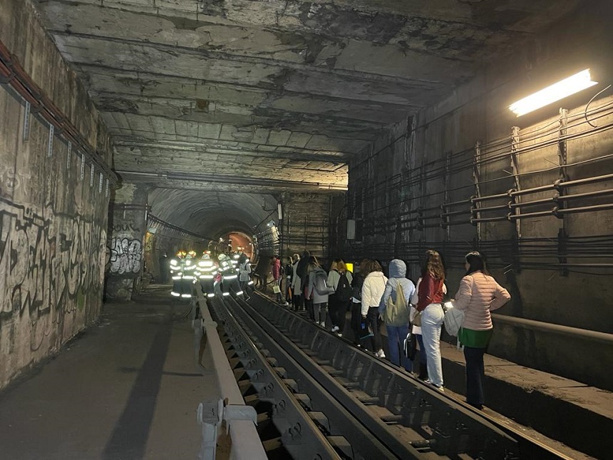 UPDATE - Defecţiune la un tren de metrou, între staţiile Griviţa şi Basarab. Călătorii, evacuaţi prin tunel  / Precizările Metrorex - FOTO