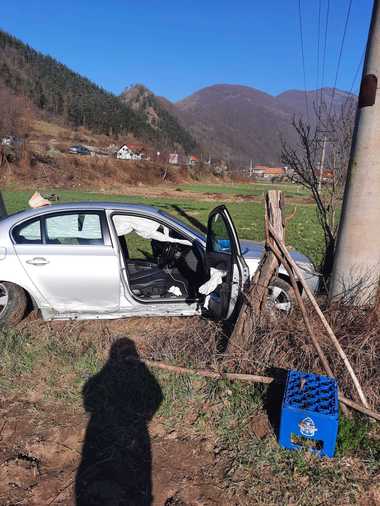 Vâlcea: Un mort şi doi răniţi, după ce o maşină a ieşit de pe carosabil, pe DN 7, şi a intrat într-un stâlp 
