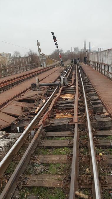 UPDATE - CFR: Vagon de marfă răsturnat la manevră, în halta Diosig / Alte două vagoane au deraiat / Pasagerii, transbordaţi în zonă / Traficul feroviar a fost reluat