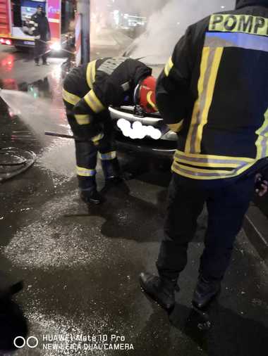 Piteşti: Anchetă a Poliţiei pentru a stabili împrejurările în care un autoturism parcat, implicat într-un accident rutier, a luat foc la patru zile de la accident