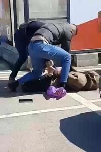 Timiş: Flagrant organizat în parcarea unui centru comercial, fiind prins un tânăr acuzat de talharie şi furt calificat