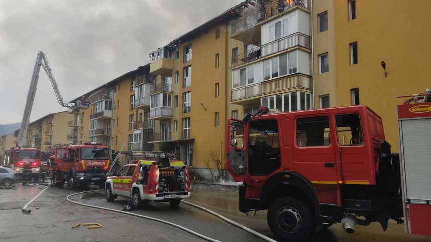 Cluj: Incendiu puternic într-un bloc din Floreşti, fiind afectate zece apartamente/ Întreaga clădire a fost evacuată - FOTO