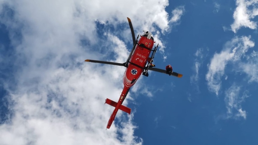 Hunedoara: Turist aflat la schi, cu dublă fractură la picior, salvat de salvamontişti / A intervenit elicopterul SMURD