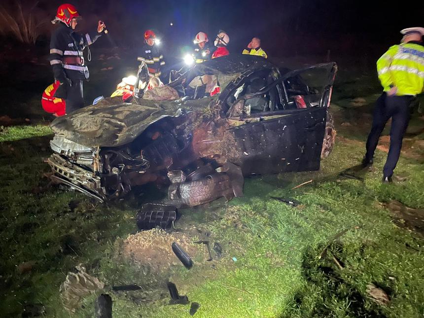 Sibiu: Un tânăr a murit şi alţi doi au fost răniţi după ce autoturismul în care se aflau a ieşit de pe şosea şi s-a răsturnat - FOTO