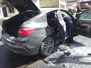 Vâlcea: Un autoturism înmatriculat în Ucraina a luat foc în mers, pe DN 7/ În maşină erau trei adulţi şi un bebeluş, care au reuşit să iasă înainte să fie răniţi - FOTO, VIDEO