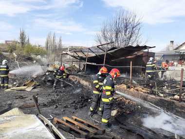 Galaţi: Un bărbat a incendiat deşeuri, iar focul a cuprins anexe ale gospodăriei învecinate / Focul, înteţit de vânt, pe punctul de a cuprinde şi locuinţe 
