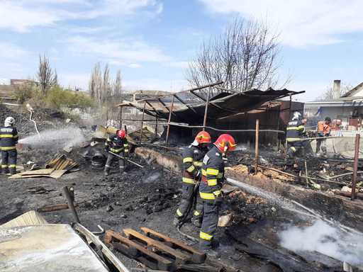 Galaţi: Un bărbat a incendiat deşeuri, iar focul a cuprins anexe ale gospodăriei învecinate / Focul, înteţit de vânt, pe punctul de a cuprinde şi locuinţe 