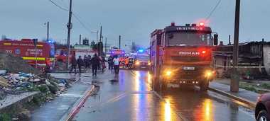 Cluj: Şase persoane, între care patru copii, decedate după ce casa le-a fost cuprinsă de flăcări / Un băiat de 14 ani este singurul care a supravieţuit, fiind transportat la spital  - FOTO