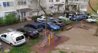 Timişoara: 16 maşini distruse într-o parcare / Autorul a fost identificat de poliţişti