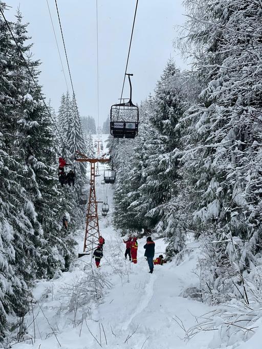 UPDATE - Suceava: Nouă persoane, între care un copil, blocate în telescaunul din Vatra Dornei/ Primele informaţii indică o defecţiune tehnică / Persoanele au fost coborâte de echipele de intervenţie - FOTO, VIDEO