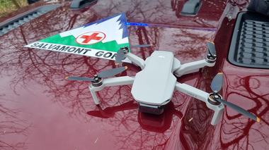 Bărbat cu probleme psihice, căutat într-o zonă împădurită din apropierea municipiului Târgu Jiu/ Salvamont: Este folosit în premieră programul de căutare automată; au fost ridicate trei drone - FOTO