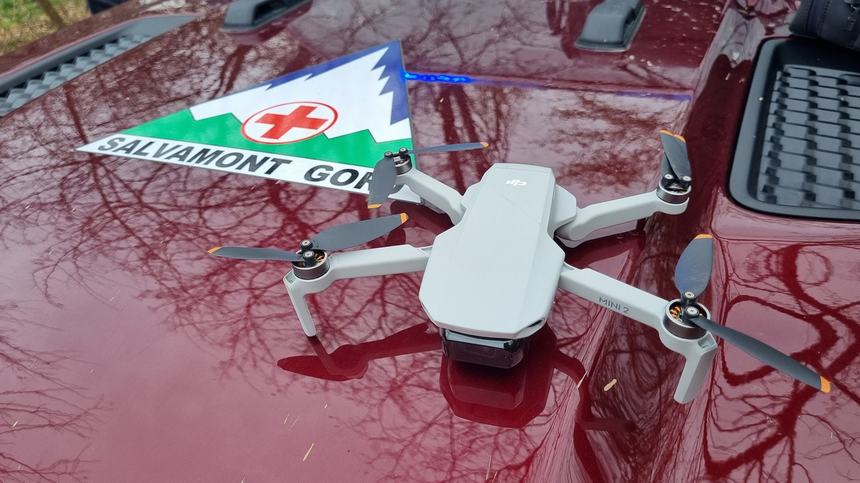 Bărbat cu probleme psihice, căutat într-o zonă împădurită din apropierea municipiului Târgu Jiu/ Salvamont: Este folosit în premieră programul de căutare automată; au fost ridicate trei drone - FOTO