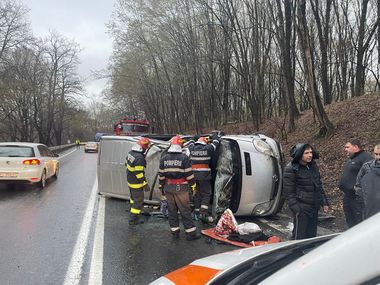 UPDATE - Sibiu: Microbuz în care se aflau 9 persoane, răsturnat pe DN 1, pe Hula Bradului/ Cinci bărbaţi au fost transportaţi la spital - FOTO