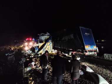 UPDATE - Vâlcea: Două TIR-uri s-au ciocnit frontal pe DN 7, la Brezoi-Proieni/ Cei doi şoferi, un turc şi un român, au murit, iar o femeie a fost grav rănită/ Salvatorii au căutat încă o posibilă victimă/ Traficul, blocat complet - FOTO, VIDEO