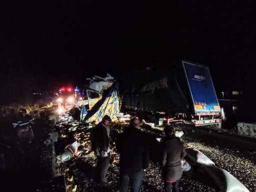 UPDATE - Vâlcea: Două TIR-uri s-au ciocnit frontal pe DN 7, la Brezoi-Proieni/ Cei doi şoferi, un turc şi un român, au murit, iar o femeie a fost grav rănită/ Salvatorii au căutat încă o posibilă victimă/ Traficul, blocat complet - FOTO, VIDEO