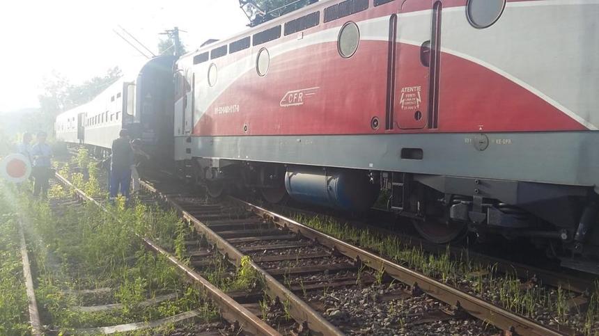 Locomotiva unui tren de călători a deraiat în judeţul Cluj / Nu s-au înregistrat victime / Dosar penal pentru distrugere sau semnalizare falsă  