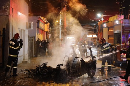 Buzău: O maşină a luat foc, imediat după ce a fost parcată / Autoturismul a ars în totalitate 