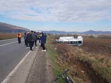 UPDATE - Sibiu: Microbuz în care se aflau 12 persoane, între care un copil, răsturnat pe DN 14/ Şase persoane au fost transportate la spital - FOTO
