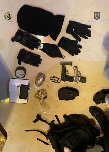 Caraş-Severin: Grupări specializate în trafic de droguri de risc şi mare risc, trafic de arme şi plasare de monedă contrafăcută, destructurate de DIICOT şi poliţişti - FOTO, VIDEO
