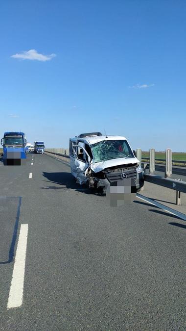 Arad: Un TIR şi un microbuz cu nouă persoane s-au ciocnit pe autostradă / Mai multe persoane primesc îngrijiri  