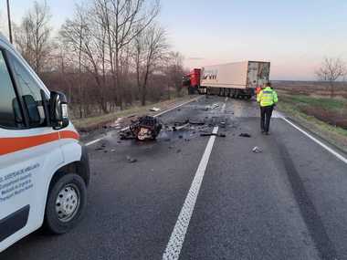 Suceava: Trafic blocat pe E 85, la intrarea în Siret, după ce un autoturism şi un TIR s-au ciocnit/ O femeie a fost încarcerată şi va fi transportată la spital - FOTO, VIDEO