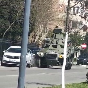 O maşină de tip militar loveşte un autoturism parcat pe un bulevard din Râmnicu Vâlcea  - FOTO