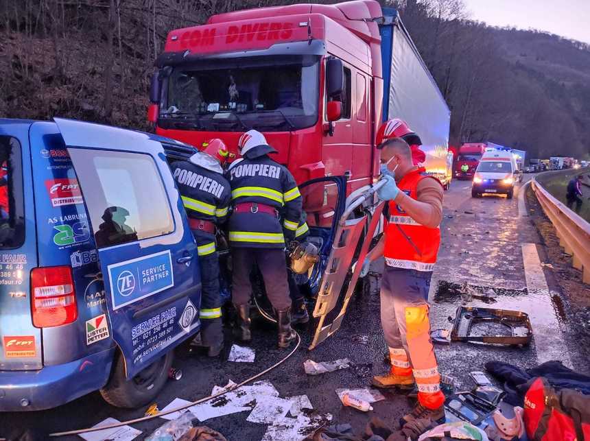 Vâlcea: Accident pe Valea Oltului, soldat cu decesul a două persoane / Traficul între Râmnicu Vâlcea şi Sibiu, complet blocat  - FOTO
