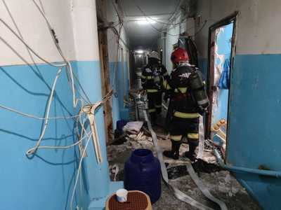 Constanţa: Peste 90 de persoane au fost evacuate sau au părăsit singure locuinţele în urma unei explozii, urmate de incendiu, într-un bloc/ 25 de locuinţe au fost afectate / Două persoane au ajuns la spital