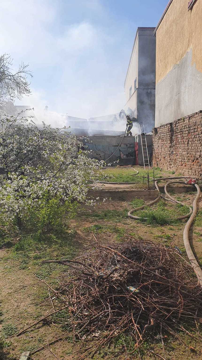 UPDATE - Incendiu la o casă din Sectorul 6 al Capitalei/ Pompierii intervin cu mai multe autospeciale/ Până în prezent nu au fost înregistrate victime - FOTO