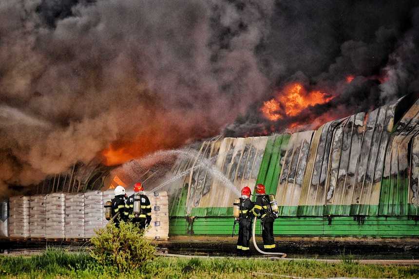UPDATE - Timişoara: Incendiu puternic la fosta fabrică de ţigări a omului de afaceri Zaher Iskandarani, urmărit după ce a fost condamnat / Pericol din cauza unui compartiment cu azotat de amoniu lichid / Incendiul a fost localizat - FOTO / VIDEO