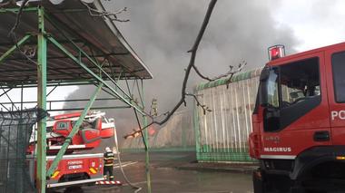 Incendiu de proporţii în Timişoara - Comisar Garda de Mediu Timiş: Momentan nu s-au înregistrat depăşiri, e un calm atmosferic/ Prefect: Azotatul de amoniu a fost izolat 