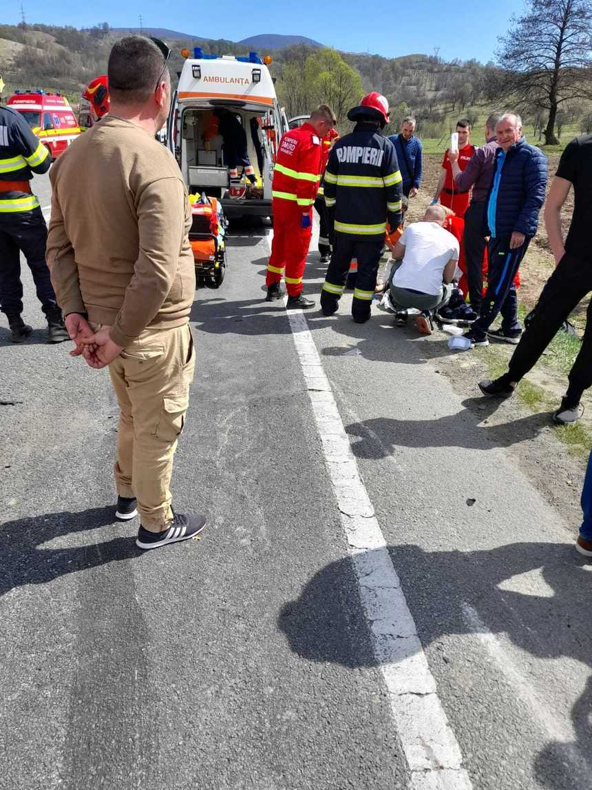 UPDATE - Caraş-Severin: Două microbuze şi un autoturism, implicate într-un accident rutier/ A fost activat Planul roşu de intervenţie/ Zece persoane au fost rănite, între care cinci copii/ Şase persoane, transportate la spital - FOTO
