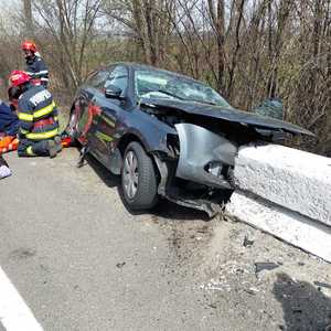 Hunedoara: Femeie decedată într-un accident rutier, după ce maşina în care se afla s-a izbit de un cap de pod