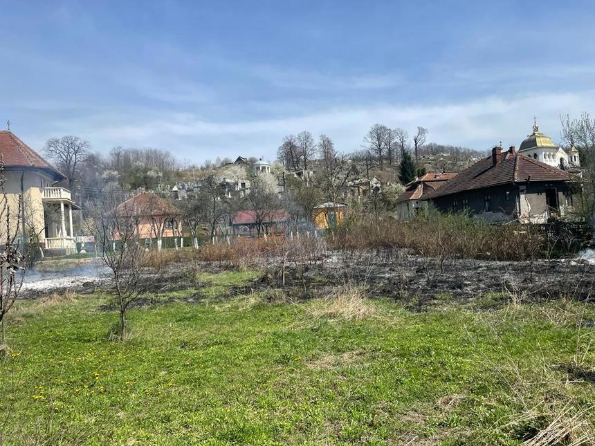 Hunedoara: O femeie s-a autoincendiat, după ce a vrut să dea foc vegetaţiei uscate / Victima nu a putut fi salvată
