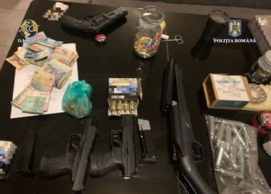 Zeci de kilograme de stupefiante, dar şi arme letale şi sute de cartuşe, ridicate în urma acţiunilor Direcţiei de Combatere a Criminalităţii Organizate
