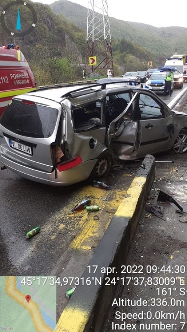 Accident cu cinci răniţi pe DN 7, la Călimăneşti - FOTO

