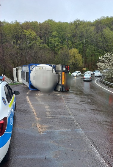 Argeş: Cisternă încărcată cu ulei, răsturnată pe DN 7 - FOTO
