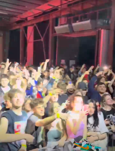 UPDATE - Busculadă la un concert în Capitală, unde participau zeci de adolescenţi, după ce cineva a pulverizat o substanţă iritantă  / Reacţia organizatorilor / O persoană s-a prezentat la camera de gardă, pe fondul inhalării substanţei - VIDEO