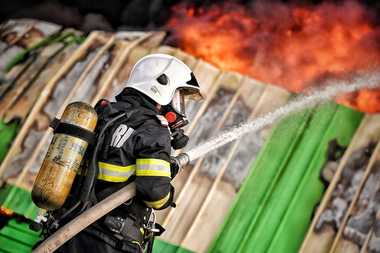 Timişoara: Au fost descoperite trei surse radioactive în urma incendiului de la o fostă fabrică de ţigări