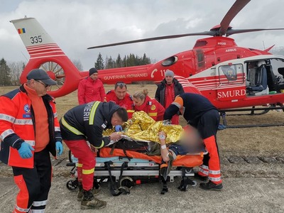 Suceava: Bărbat, accidentat de un arbore în fondul forestier Roşia / Victima, transportată de pompieri şi salvamontişti până la ambulanţă din cauza zonei greu accesibile - FOTO