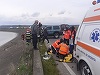 Vâlcea: Tânăr de 20 de ani, mort după ce maşina în care se afla a plonjat într-un lac. Cea care conducea, începătoare, a reuşit să se salveze - FOTO
