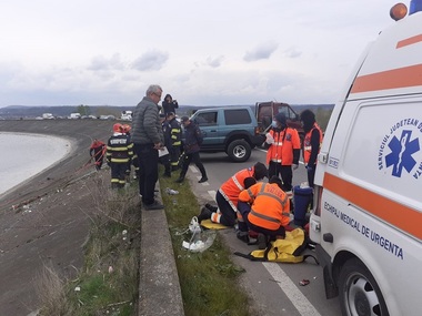 Vâlcea: Tânăr de 20 de ani, mort după ce maşina în care se afla a plonjat într-un lac. Cea care conducea, începătoare, a reuşit să se salveze - FOTO
