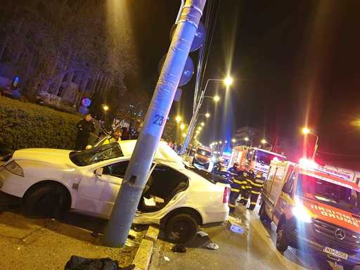 Patru persoane au fost rănite, după ce maşina în care se aflau a intrat într-un stâlp, la Mamaia/ Manevre de resuscitare, în cazul uneia dintre victime
