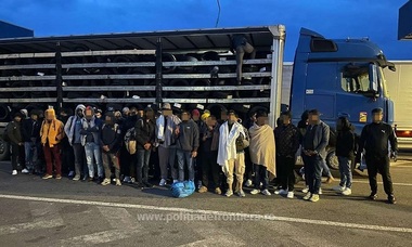 Poliţia de Frontieră - 65 de cetăţeni străini depistaţi ascunşi în două automarfare la P.T.F. Nădlac II - FOTO