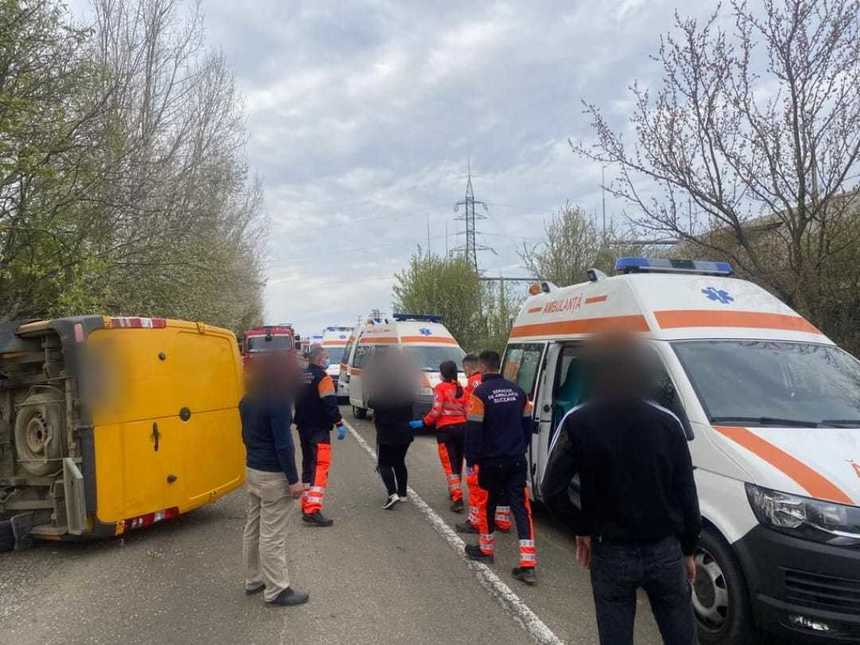 Suceava: Microbuz răsturnat în localitatea Vereşti/ Un adult şi cinci copii, transportaţi la spital - FOTO