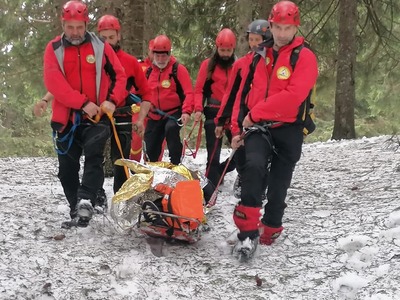 Acţiune a salvamontiştilor, pentru recuperarea unei femei de 64 ani care a alunecat aproximativ 20 m în masivul Rarău, zona Pietrele Doamnei